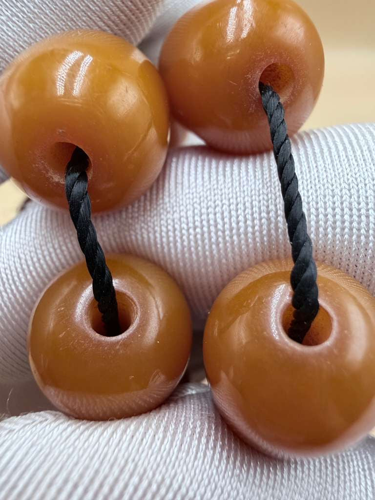 مسباح مسكي خام قديم، مع شرابة مطليّة ذهب 24K. Old Raw Musk Misbah with 24K Gold-Plated Tassel.