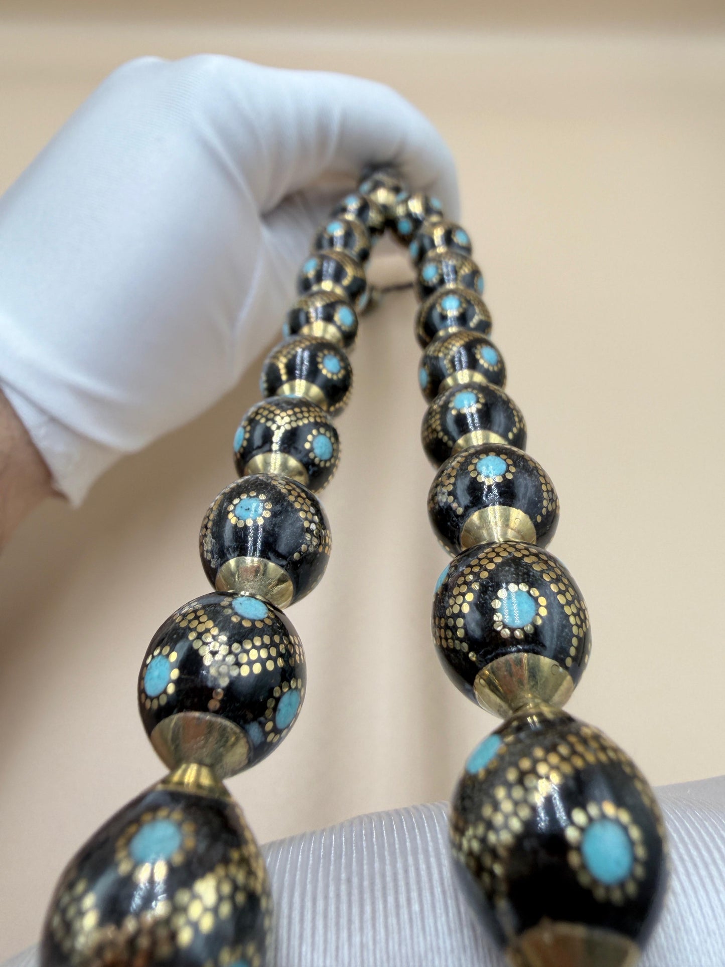 مسباح – قطعة محمود طرزان – يسر بحر أحمر الرائعة، مطعّمة بالسكروم والفيروز الطبيعي، تجمع بين الأصالة والفخامة.
Misbah – A stunning Mahmoud Tarzan – Red Sea Yusr, inlaid with scrom and natural turquoise — combining heritage with elegan