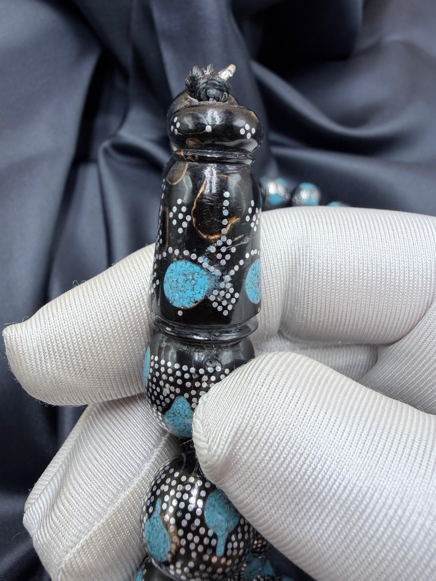 يسر بحر أحمر بتطعيم فضّة خالصة عيار 925، مع فيروز طبيعي، ومرفق بـ شرابة فضّة 925.
Red Sea Yusr inlaid with 925 sterling silver, featuring natural turquoise, completed with a 925 sterling silver tassel.