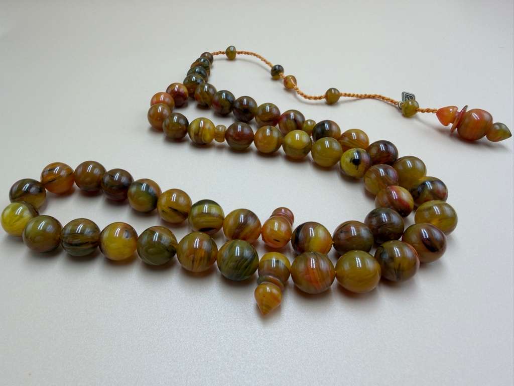 مسباح مسكي مميز، بخراطة مجد، عدد 45 خرزة.
Distinctive Musk Misbah with Majd Carving, 45 Beads.