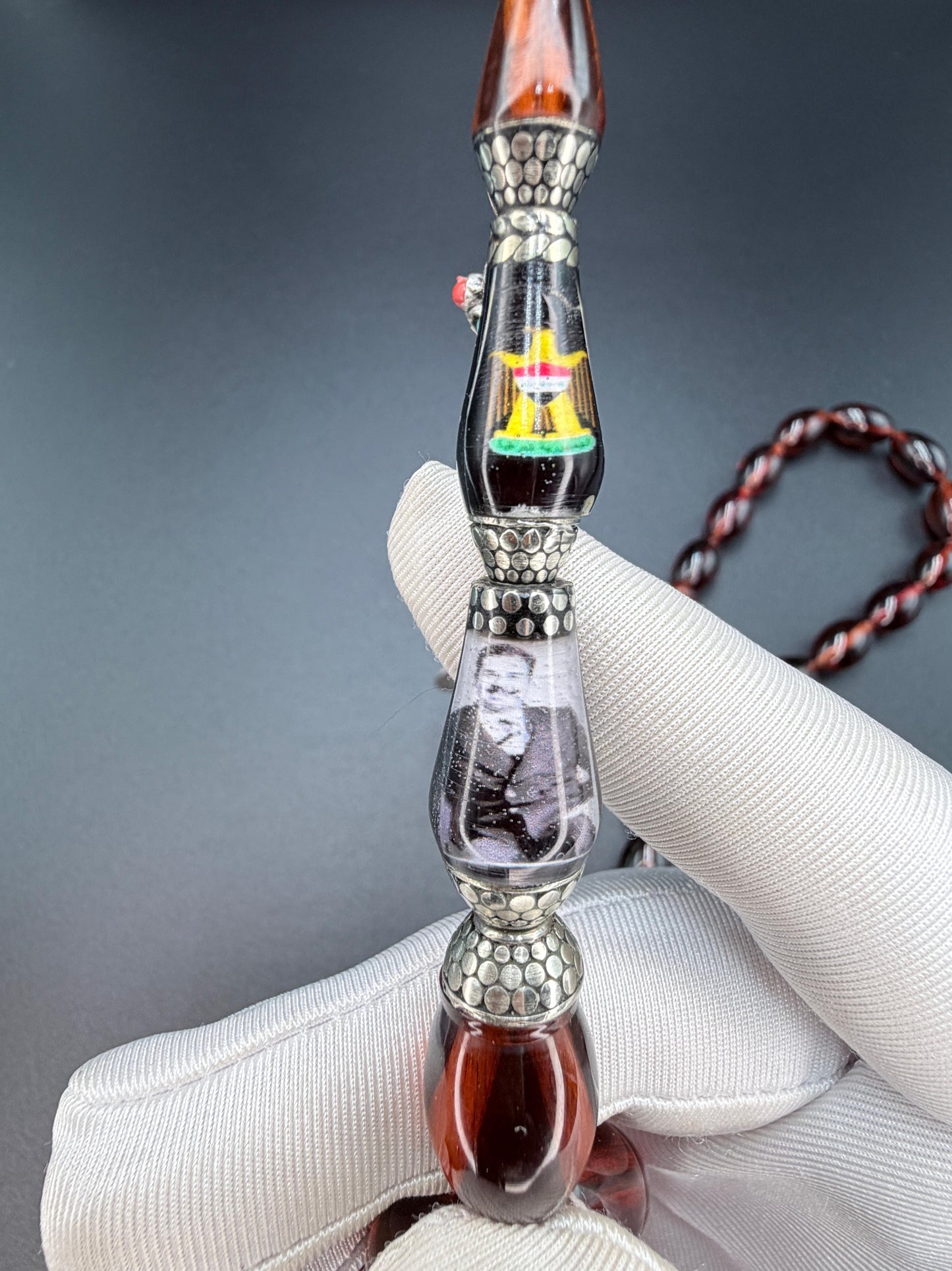 Jumbo-size Tertrok Misbaha featuring the president’s image and the national anthem, paired with a 500-grade silver tassel.
مسباح ترتروك حجم جامبو يحمل صورة الرئيس والسلام الجمهوري، مزوّد بشرّابة فضّة عيار 500.