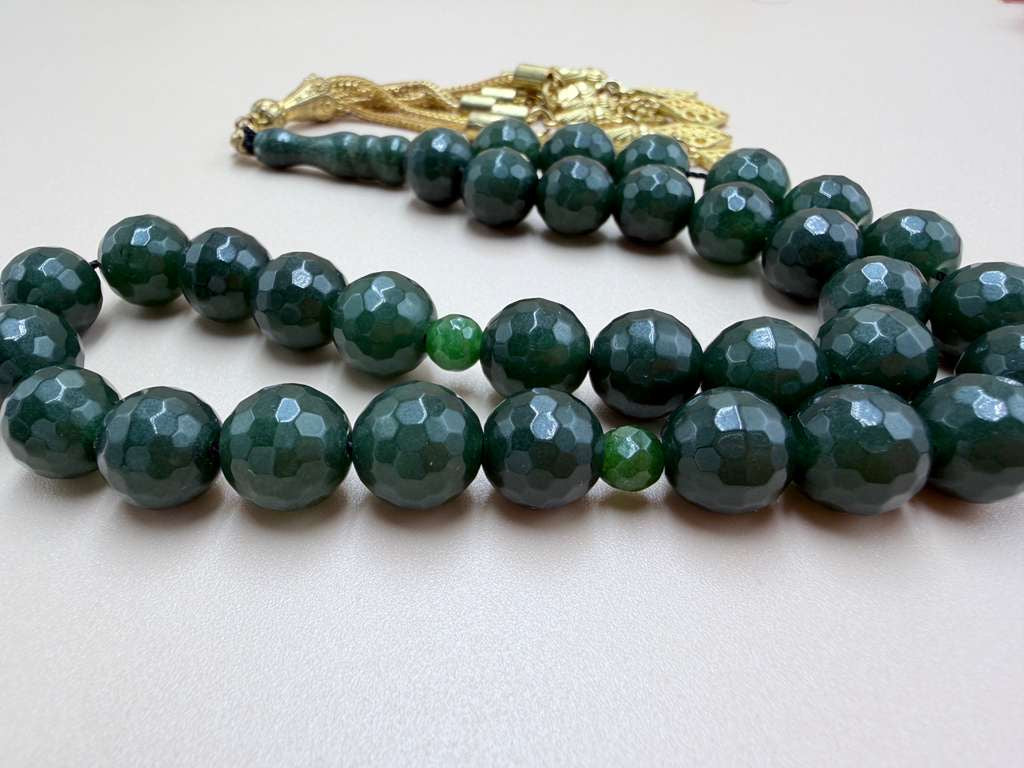 مسباح حجر الحظ الصيني مع شرّابة مطليةChinese Lucky Stone Misbaha with gold-plated tassel.