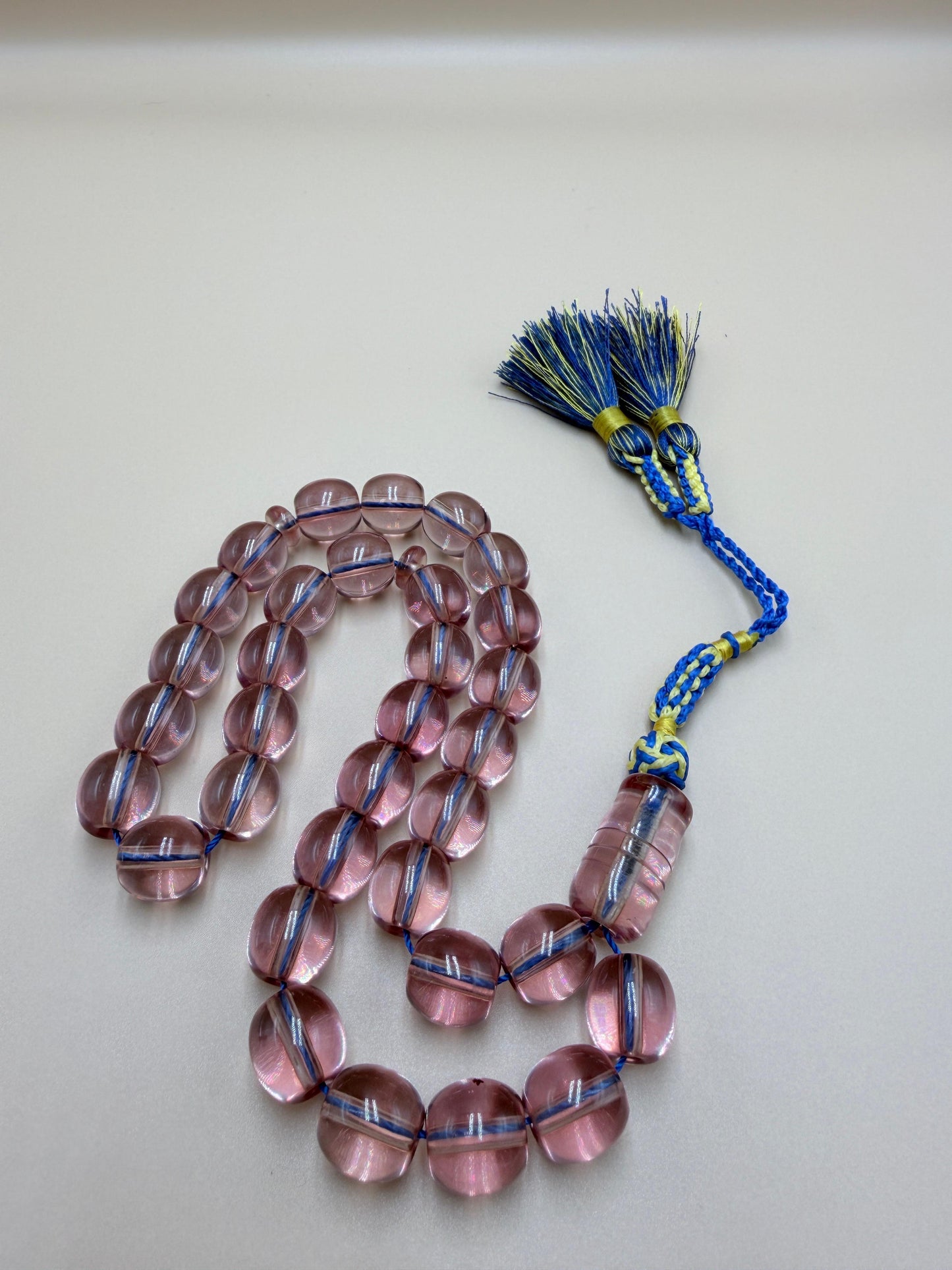 مسباح سندلوس شفاف وردي — قطعة نوادر.
Misbah made of transparent pink Sandalus — a rare piece.