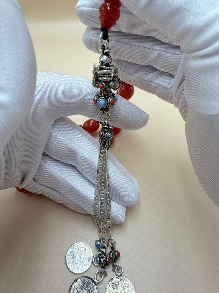مسباح سندلوس خام من عصيان، مع شرابة فضة عيار 500 Raw Sandalus Misbaha (stick form), with 500-grade silver tassel,