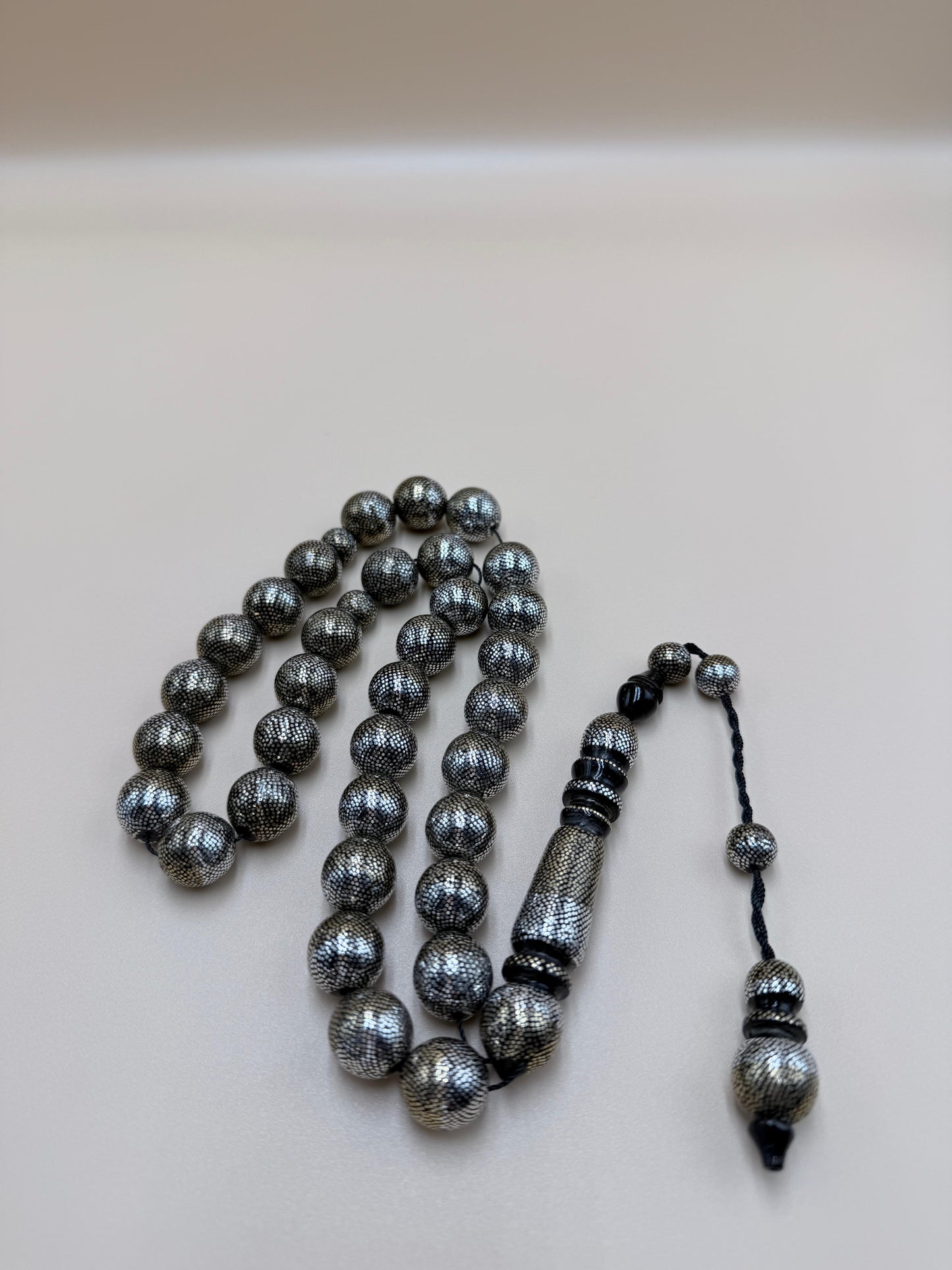 مسباح محمود طرزان – يسر بحر أحمر بتطعيم فضّة وسكروم، إصدار الشبح.
Mahmoud Tarzan rosary – Red Sea Yusr, inlaid with silver and scrom, Phantom edition.