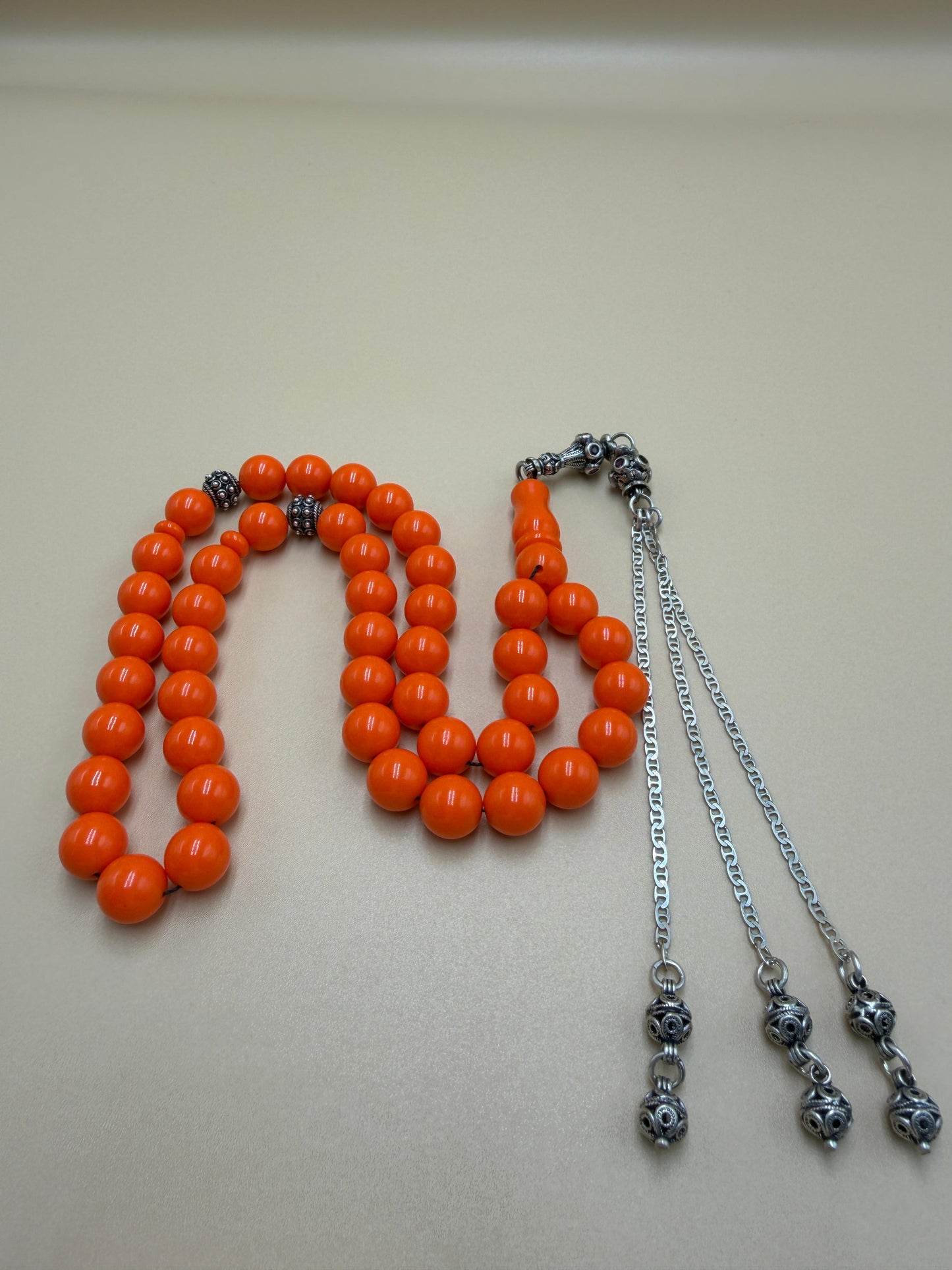 مسباح بولنك خام أنتيك، بخراطة جديدة، مع شرابة وفواصل فضة عيار 925. Antique Raw Bulnek Misbah with New Carving, Featuring Tassel and Spacers in 925 Silver.