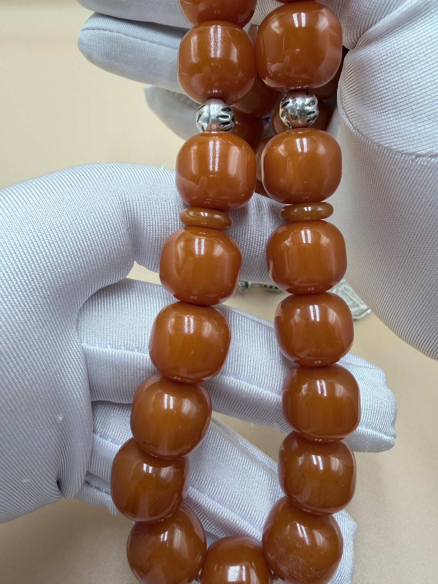 مسباح مسكي قديم، عرق أحمر، مع شرابة مميزة مزخرفة بالعملة العراقية القديمة وشرابة فضة عيار 500.