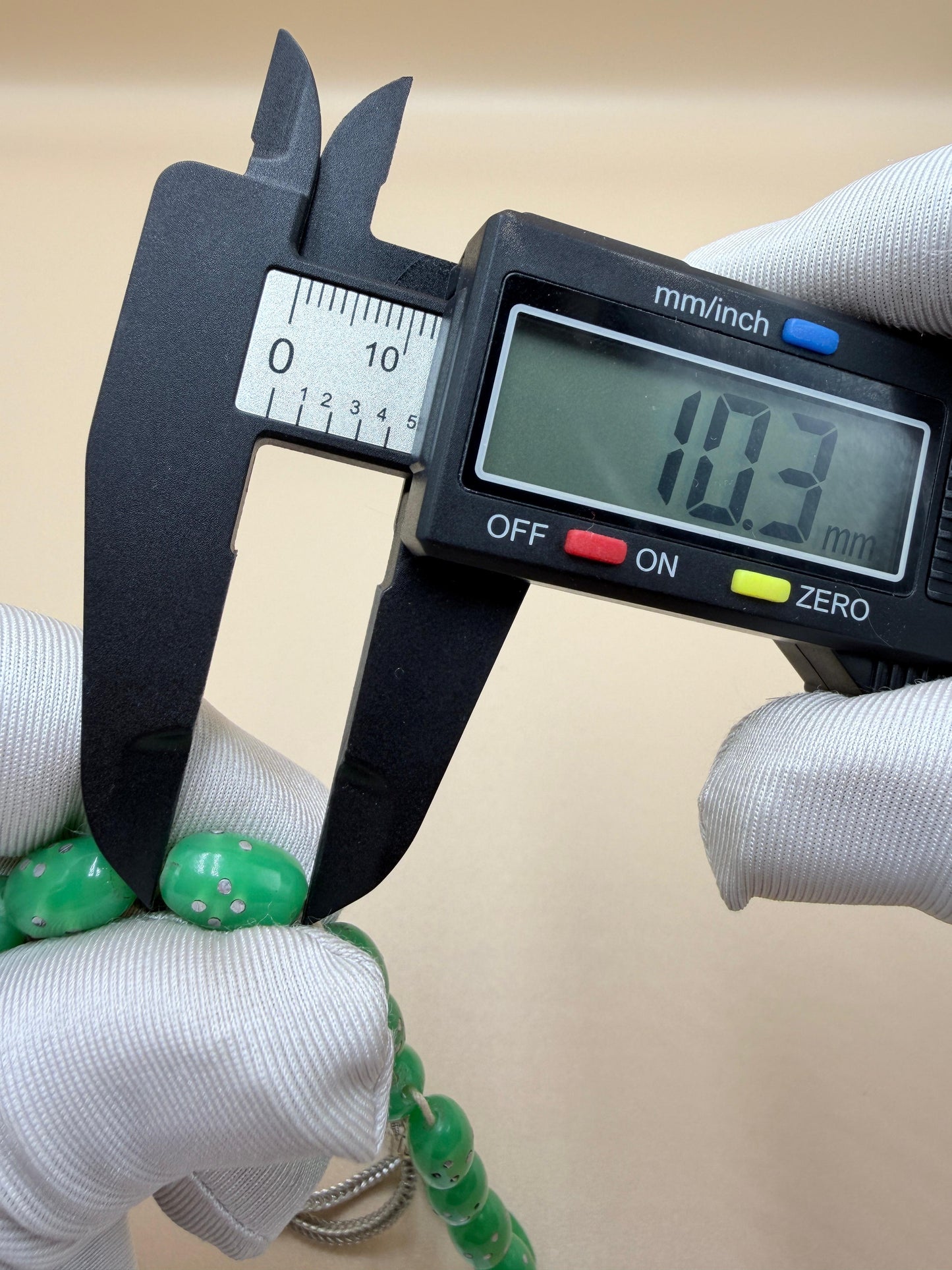 مسباح أنتيك الخام چيكي، من خراطة شعبان الأب، عمر المسباح أكثر من 80 سنة.

Antique Raw Jiki Misbah, by Shaban Al-Ab (master turner), over 80 years old.