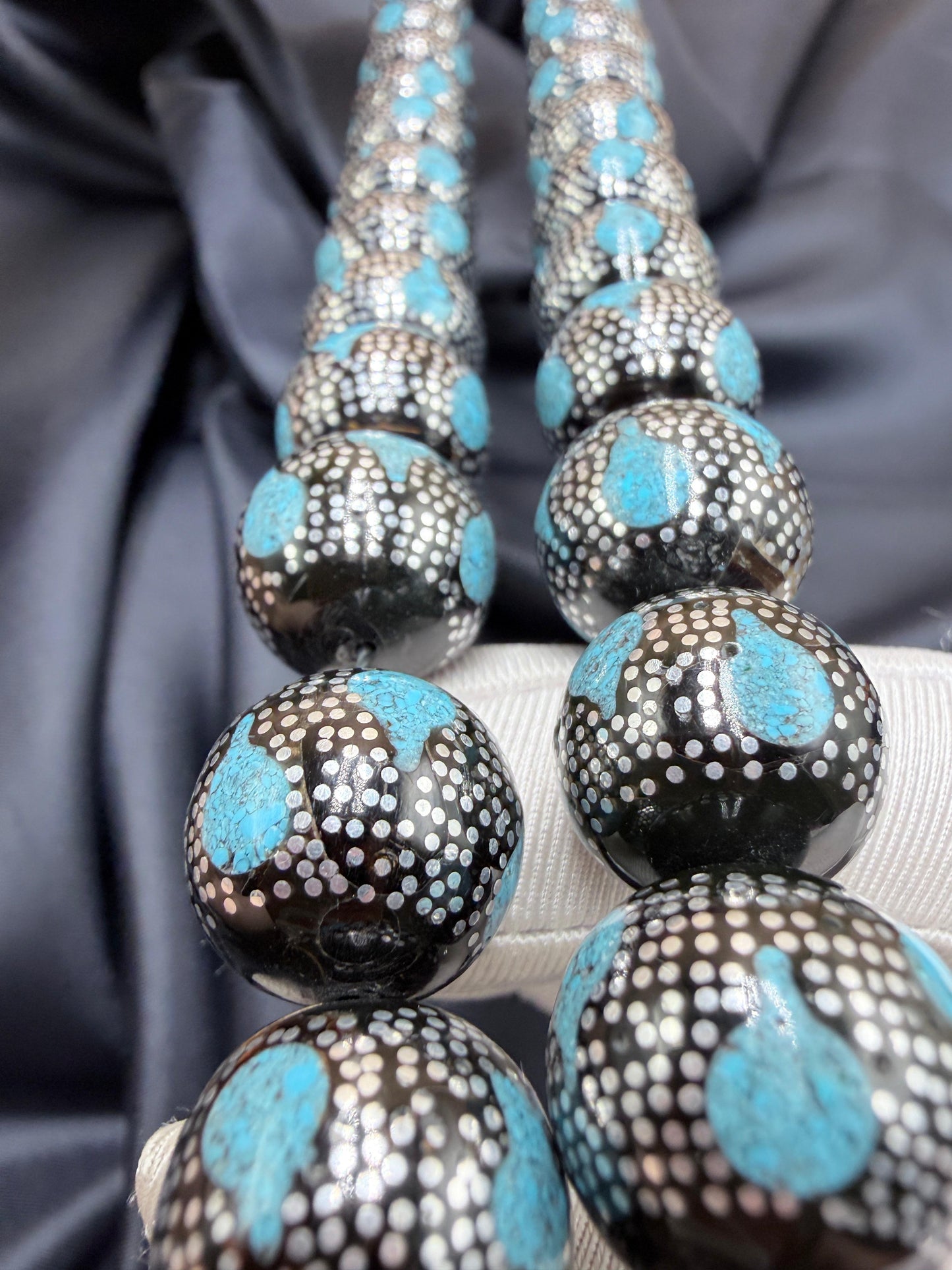 يسر بحر أحمر بتطعيم فضّة خالصة عيار 925، مع فيروز طبيعي، ومرفق بـ شرابة فضّة 925.
Red Sea Yusr inlaid with 925 sterling silver, featuring natural turquoise, completed with a 925 sterling silver tassel.