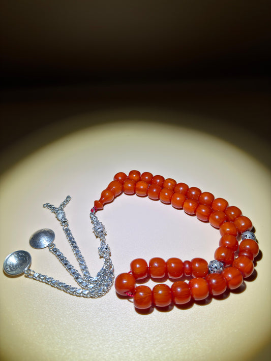 مسباح فاتوران عرق أحمر، مع فواصل وشرابة فضة عيار 500.Faturan Misbah with Red Veins, Featuring Spacers and 500 Silver Tassel.