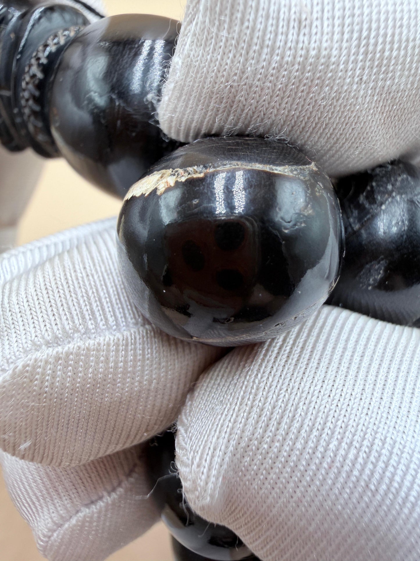 يسر بحر أحمر ساده
أنتيك قديم – حجم جامبو
مع شاهد مطعّم بالعاج
Plain Red Sea Yusr
Antique –