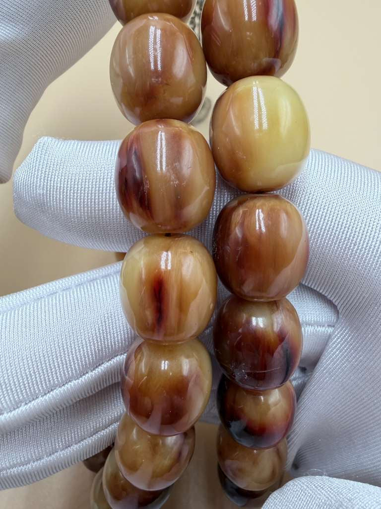 مسباح سندلوس خام عصيان مع شرّابة فضة عيار ٥٠٠. Raw Sandalwood Misbaha with natural stick beads, finished with a 500 silver tassel.