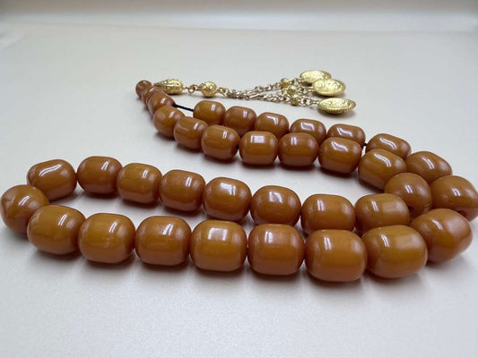 مسباح مسكي خام قديم، مع شرابة مطليّة ذهب 24K. Old Raw Musk Misbah with 24K Gold-Plated Tassel.