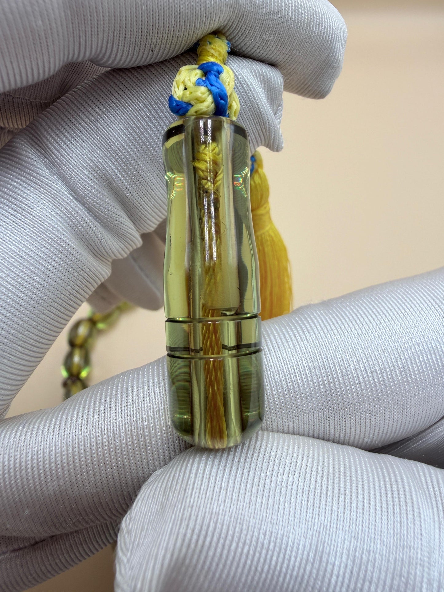 مسباح سندلوس شفاف أخضر — قطعة نوادر.
Misbah made of transparent green Sandalus — a rare piece.