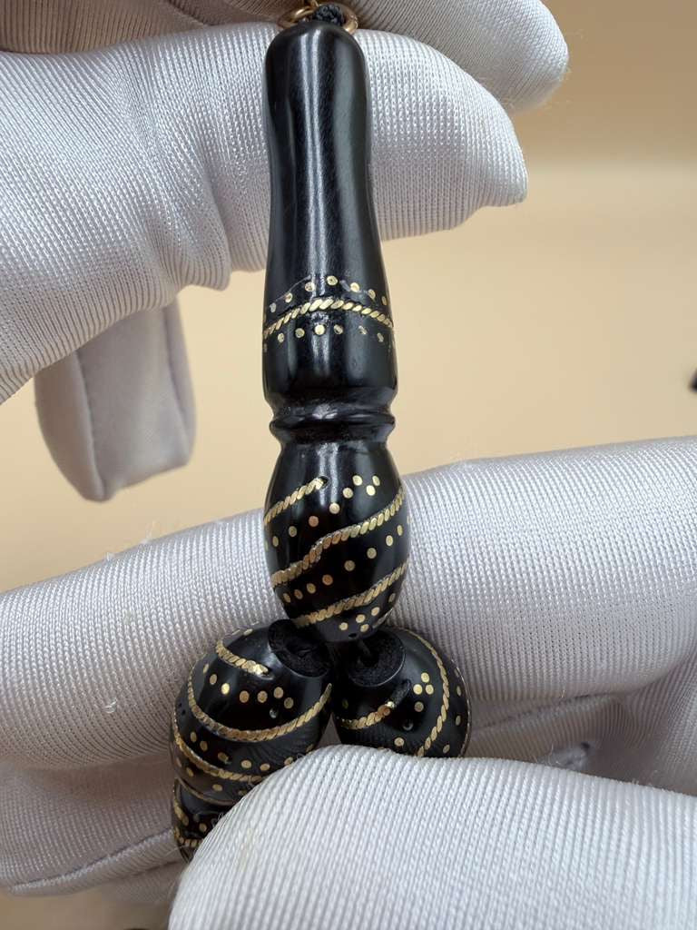 مسباح كوك، مطعّم سكروم، مع شرابة مطليّة ذهب عيار 24 Kuka Wood Misbah, Inlaid with Skroom, with 24K Gold-Plated Tassel.