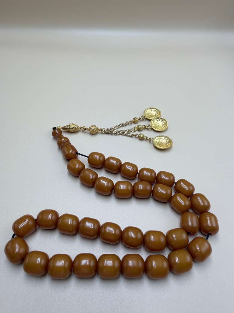 مسباح مسكي خام قديم، مع شرابة مطليّة ذهب 24K. Old Raw Musk Misbah with 24K Gold-Plated Tassel.