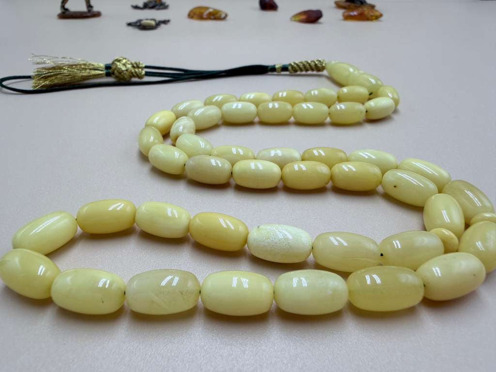 مسباح كهرمان بلطيقي قديم.
Old Baltic Amber Misbaha.