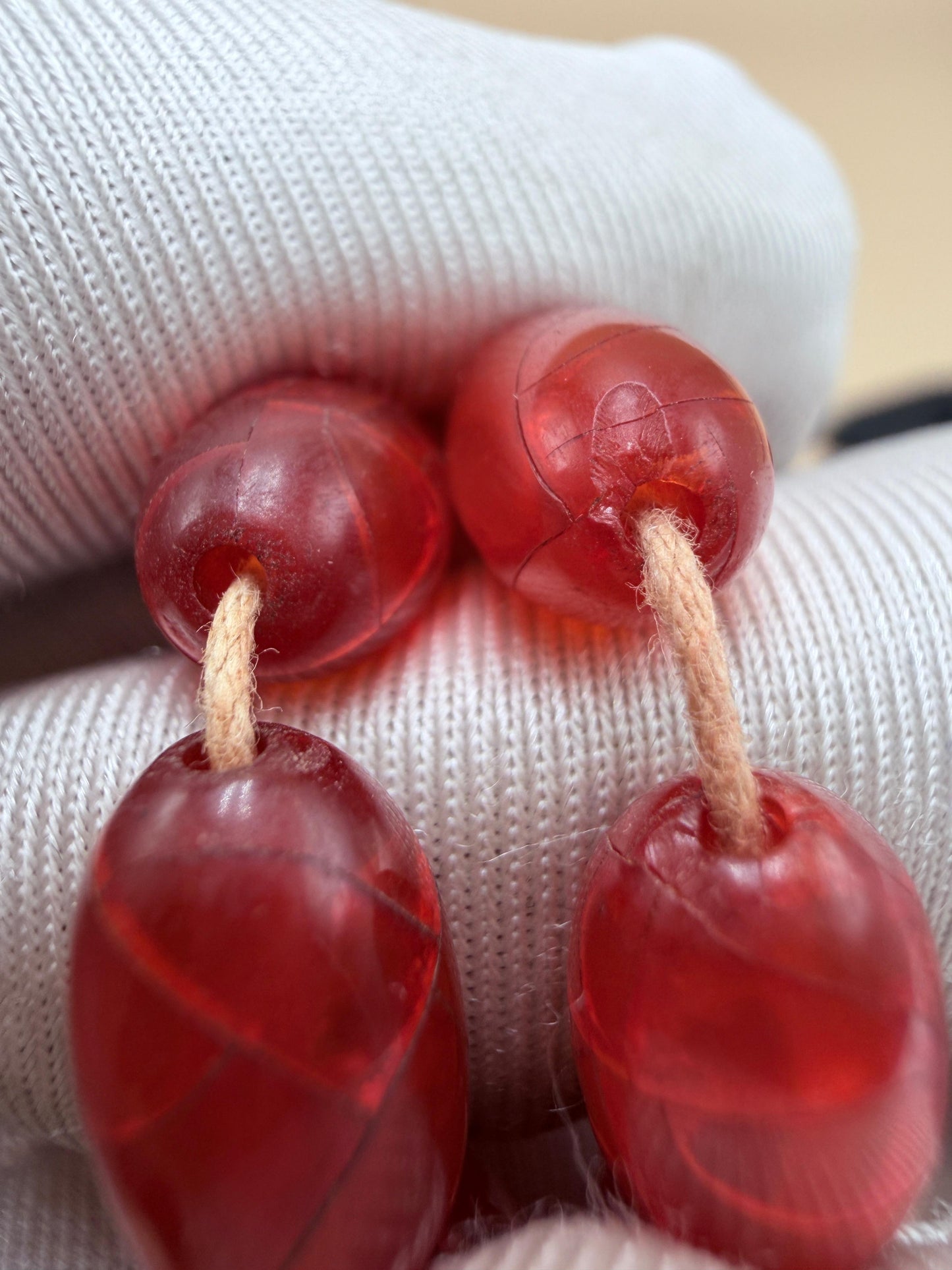 مسباح خام جيكي مكرك أنتيك، من خراطة شعبان الأب، عمر المسباح أكثر من 80 سنة.
Antique raw Jiki Makrak Misbah, by Shaban Al-Ab (master turner), over 80 years old.