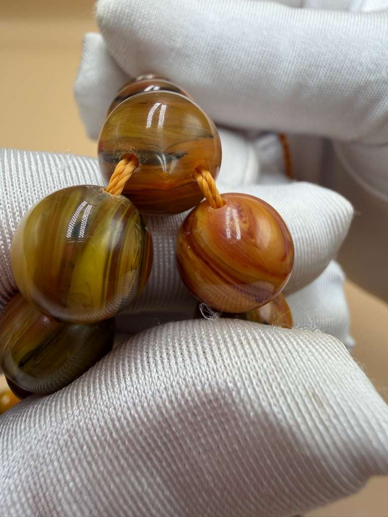 مسباح مسكي مميز، بخراطة مجد، عدد 45 خرزة.
Distinctive Musk Misbah with Majd Carving, 45 Beads.