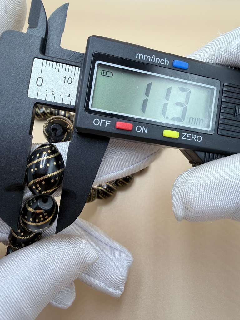 مسباح كوك، مطعّم سكروم، مع شرابة مطليّة ذهب عيار 24 Kuka Wood Misbah, Inlaid with Skroom, with 24K Gold-Plated Tassel.