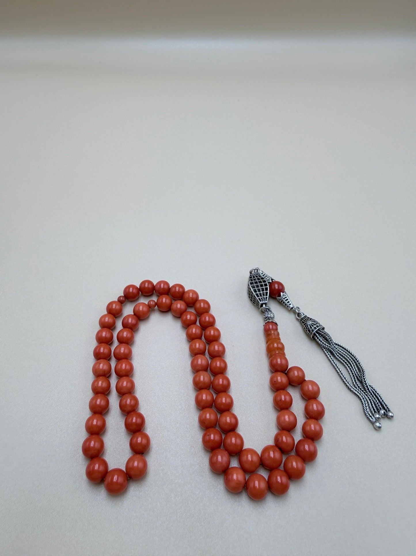 مسباح مرجان معالج بالليزر
مع شرّابة فضة عيار 925
Laser-treated Coral Misbaha
With 925 sterling silver tassel