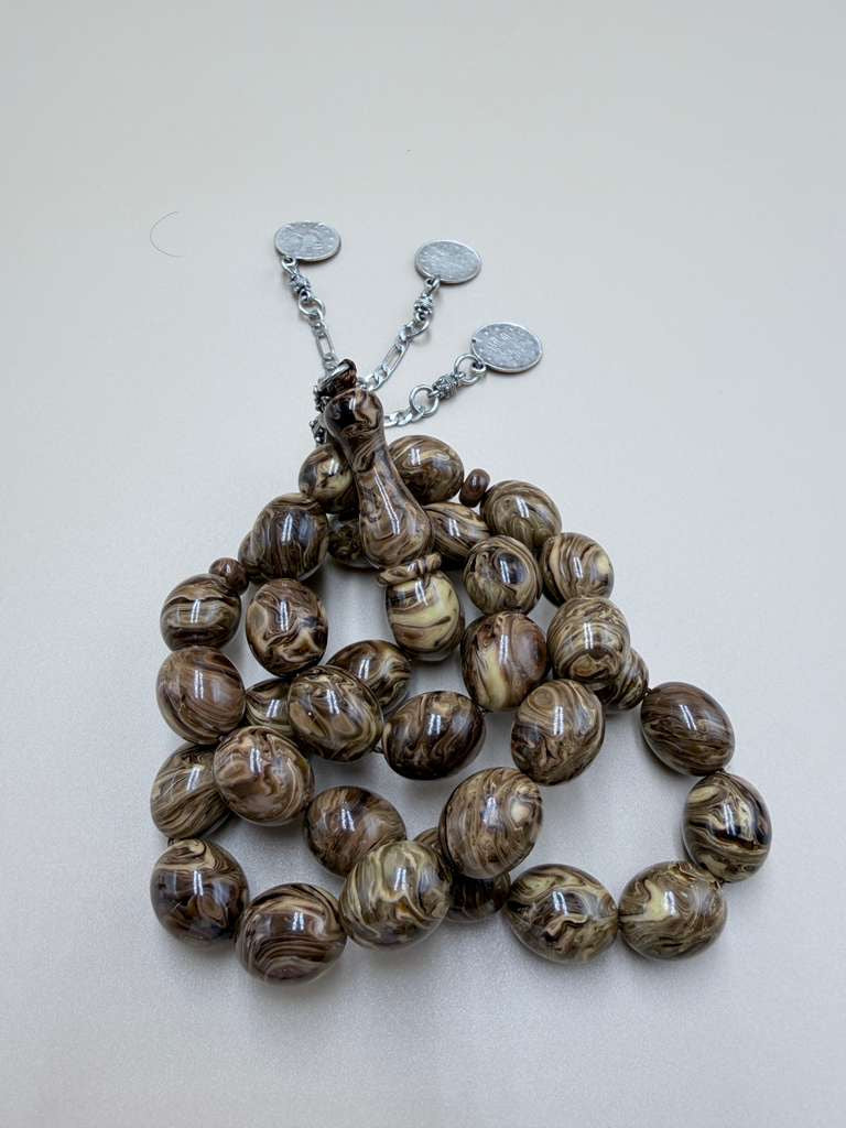 مسباح مسكي خام عصي (دبس وراشي) مع شرّابة فضة عيار ٥٠٠. Raw Musk Misbaha (Dibs & Wrashi sticks) with a 500 silver tassel.