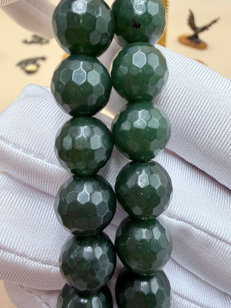 مسباح حجر الحظ الصيني مع شرّابة مطليةChinese Lucky Stone Misbaha with gold-plated tassel.