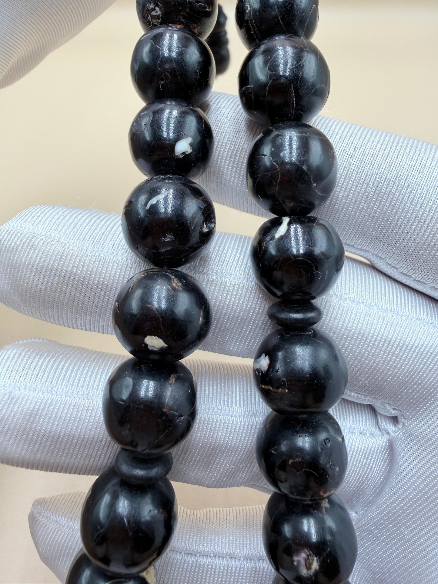 مسباح يسر بحر أحمر
أنتيك سادة من النوادر
Red Sea Yusr Misbaha
Plain antique,