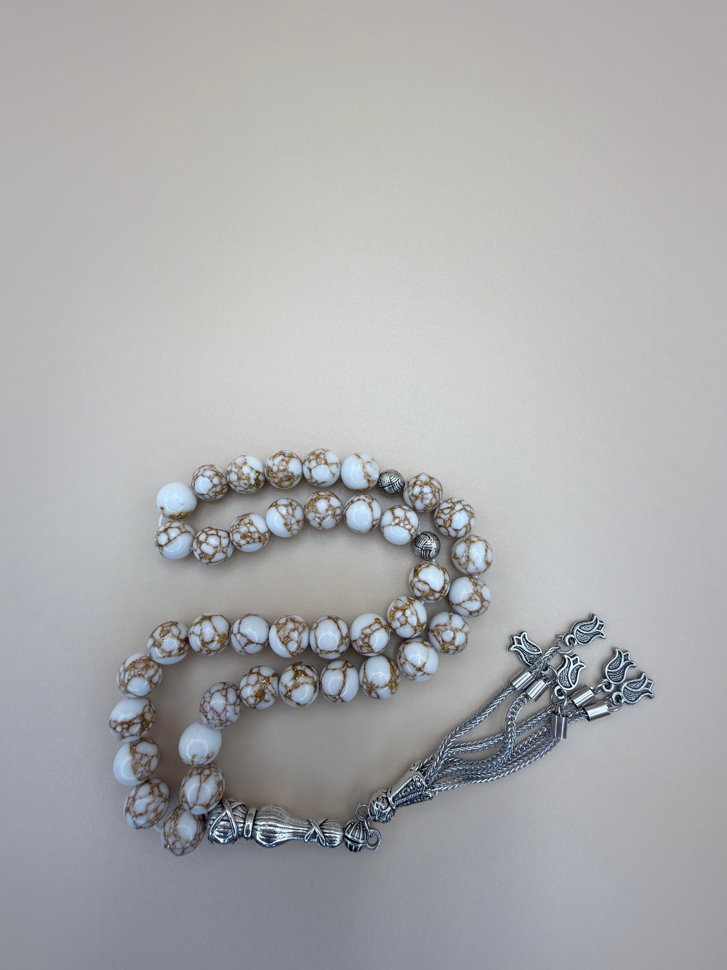 مسباح حجر الهوليت طبيعي بلون المميز 

Howlite Stone Misbaha.