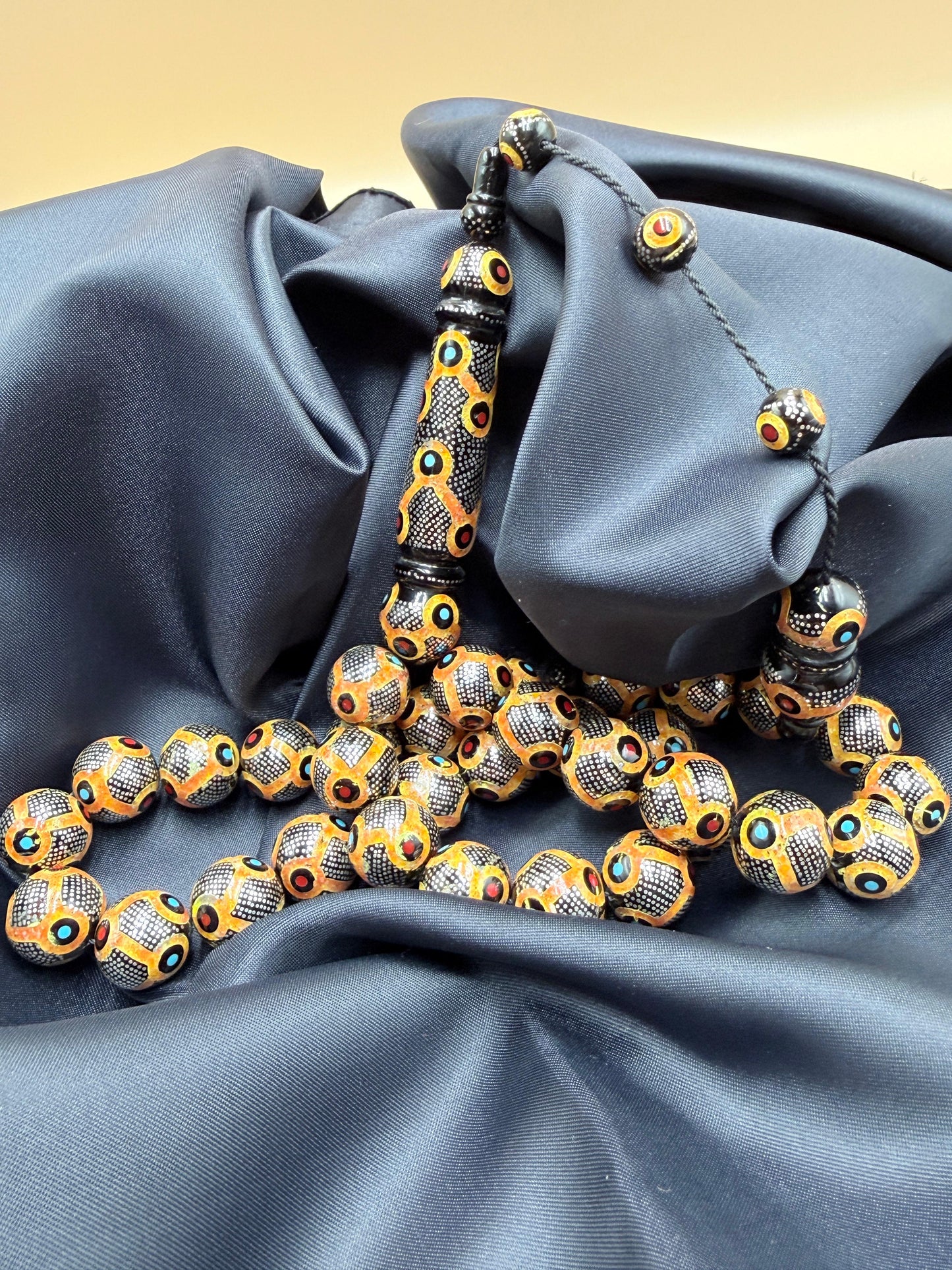 Antique Red Sea Coral
Inlaid with 925 sterling silver, featuring natural amber, coral, and turquoise. يسر بحر أحمر أنتيك
مطعّم بالفضّة الخالصة عيار 925، ومزيّن بأحجار الكهرمان الطبيعي، والمرجان، والفيروز