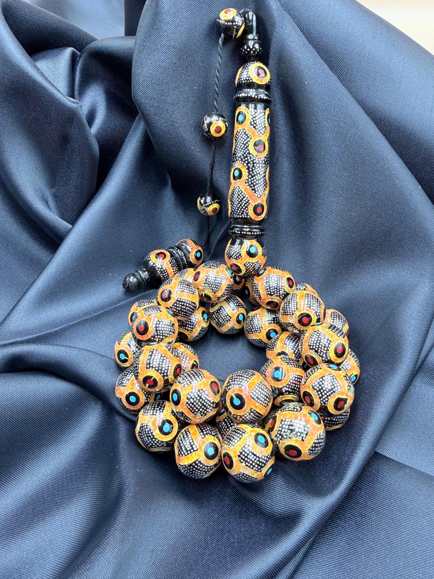 Antique Red Sea Coral
Inlaid with 925 sterling silver, featuring natural amber, coral, and turquoise. يسر بحر أحمر أنتيك
مطعّم بالفضّة الخالصة عيار 925، ومزيّن بأحجار الكهرمان الطبيعي، والمرجان، والفيروز