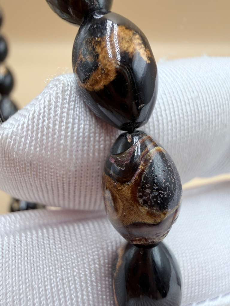 مسباح يسر بحر أحمر ساده، خامة مميّزة مع عروق فاير. Red Sea Coral Misbah, Plain Style, Premium Material with Fire Veins.