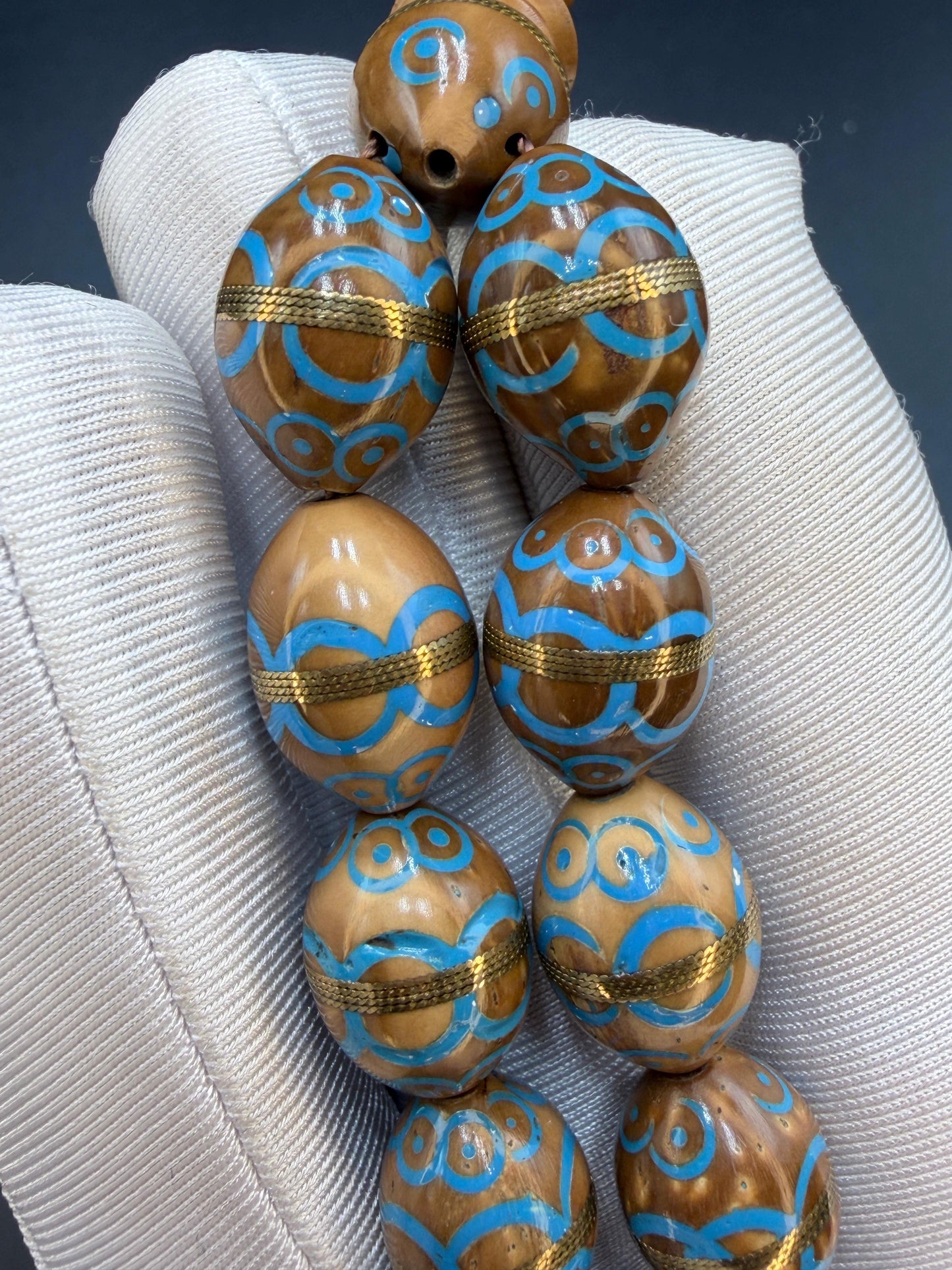 مسباح نارجيل مطعم نحاس ومينا فيروزnarjil cook -wood Misbaha inlaid with copper Coconut-wood Misbaha inlaid with copper and accented with turquoise enamel.