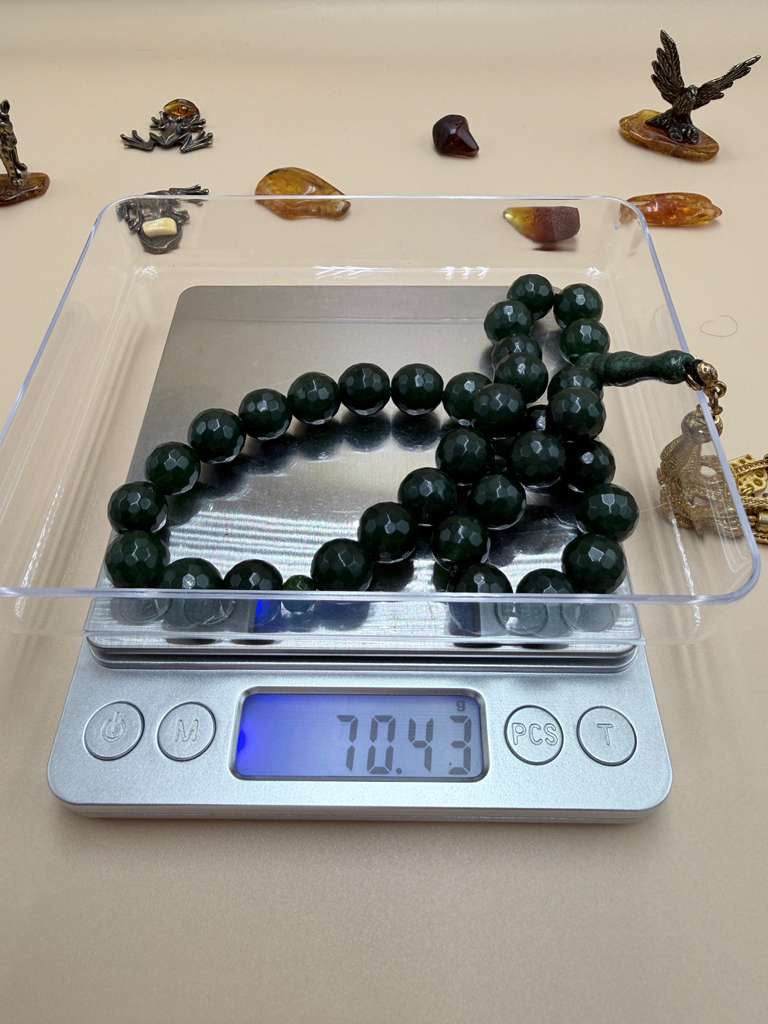 مسباح حجر الحظ الصيني مع شرّابة مطليةChinese Lucky Stone Misbaha with gold-plated tassel.