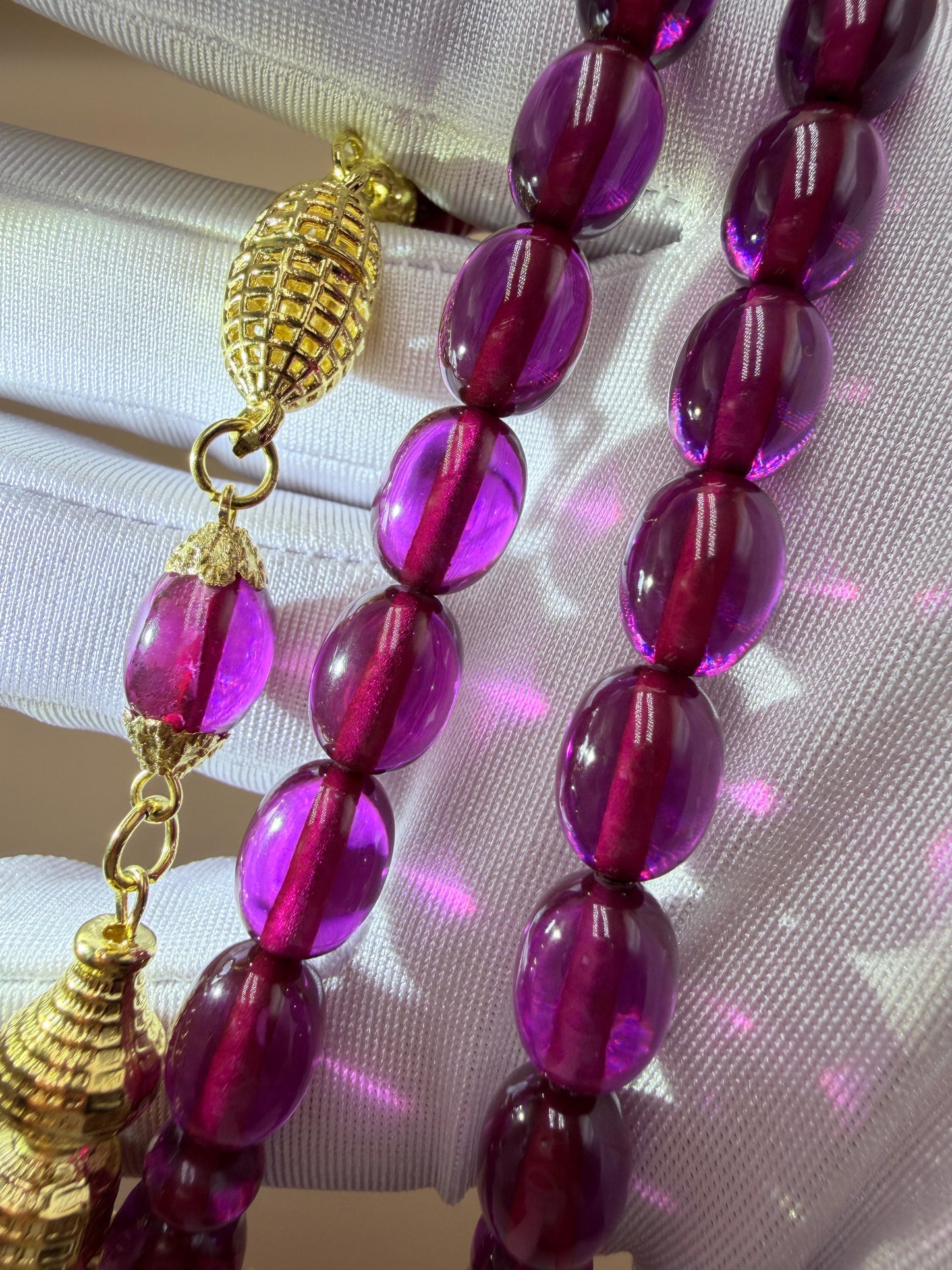 مسباح سندلوس كفّيه مع شرّابة مطلية ذهب
Sandaloos Misbaha (Kaffiyeh style)
With gold-plated tassel