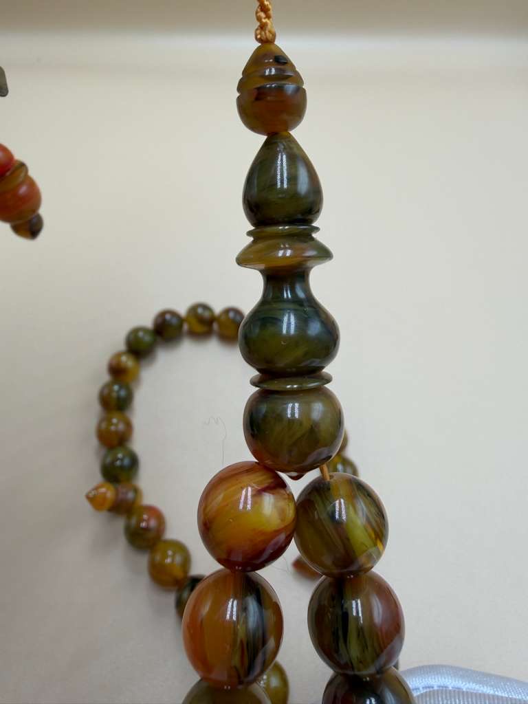 مسباح مسكي مميز، بخراطة مجد، عدد 45 خرزة.
Distinctive Musk Misbah with Majd Carving, 45 Beads.