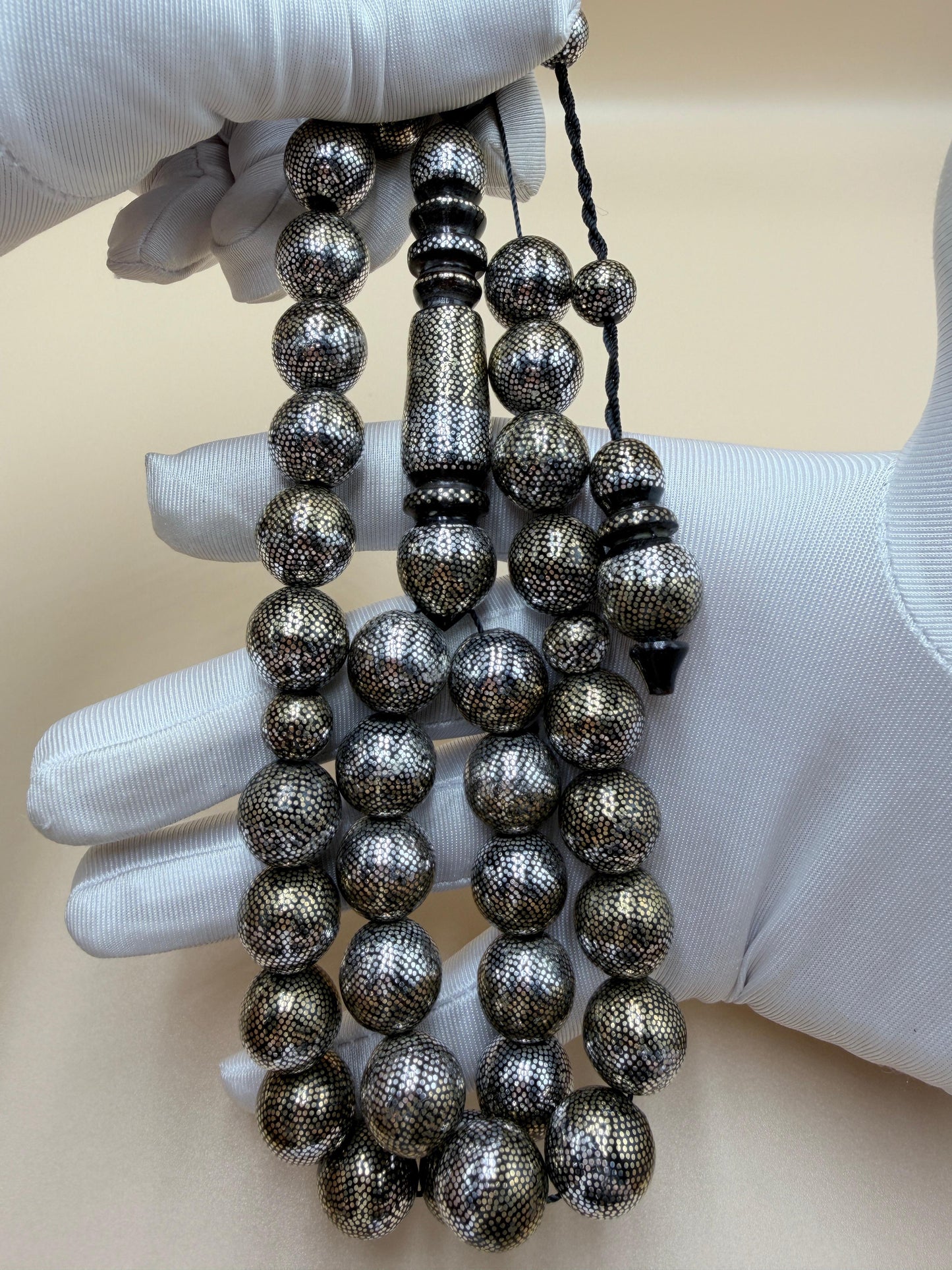 مسباح محمود طرزان – يسر بحر أحمر بتطعيم فضّة وسكروم، إصدار الشبح.
Mahmoud Tarzan rosary – Red Sea Yusr, inlaid with silver and scrom, Phantom edition.