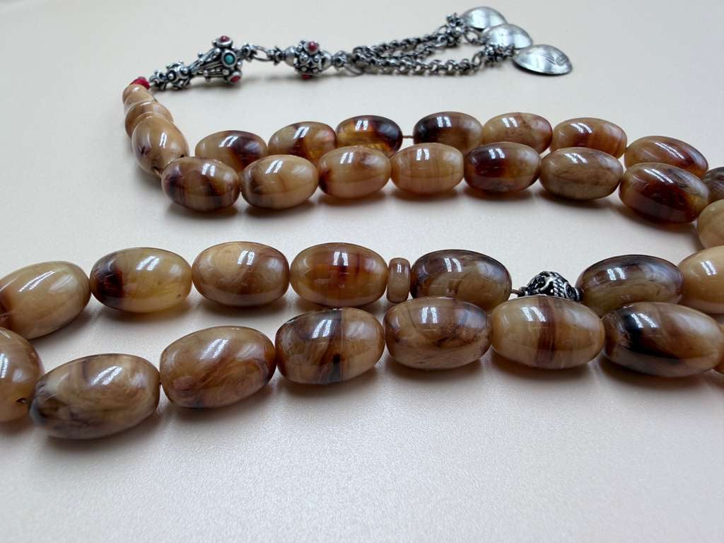 مسباح سندلوس خام عصيان مع شرّابة فضة عيار ٥٠٠. Raw Sandalwood Misbaha with natural stick beads, finished with a 500 silver tassel.