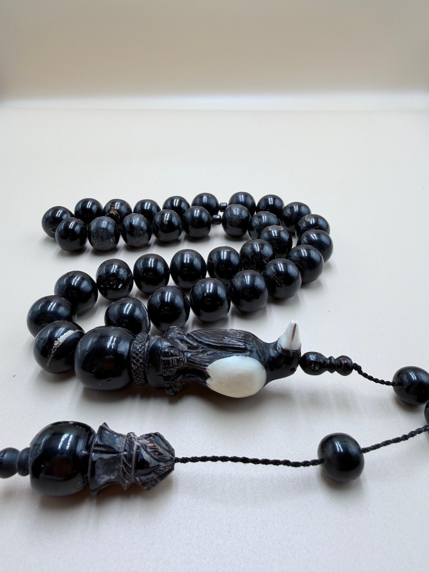 يسر بحر أحمر ساده
أنتيك قديم – حجم جامبو
مع شاهد مطعّم بالعاج
Plain Red Sea Yusr
Antique –