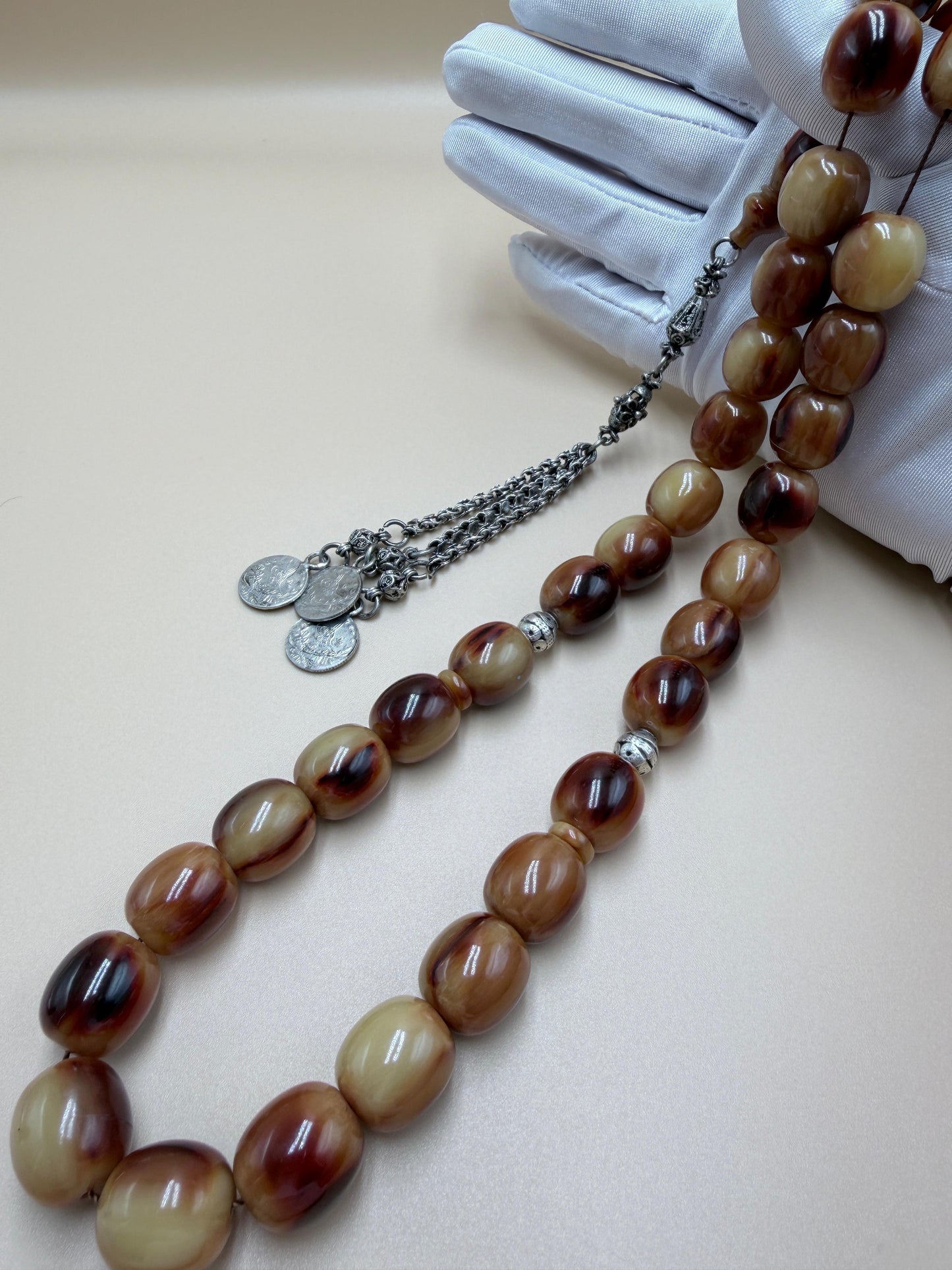 مسباح سندلوس خام عصيان مع شرّابة فضة عيار ٥٠٠. Raw Sandalwood Misbaha with natural stick beads, finished with a 500 silver tassel.