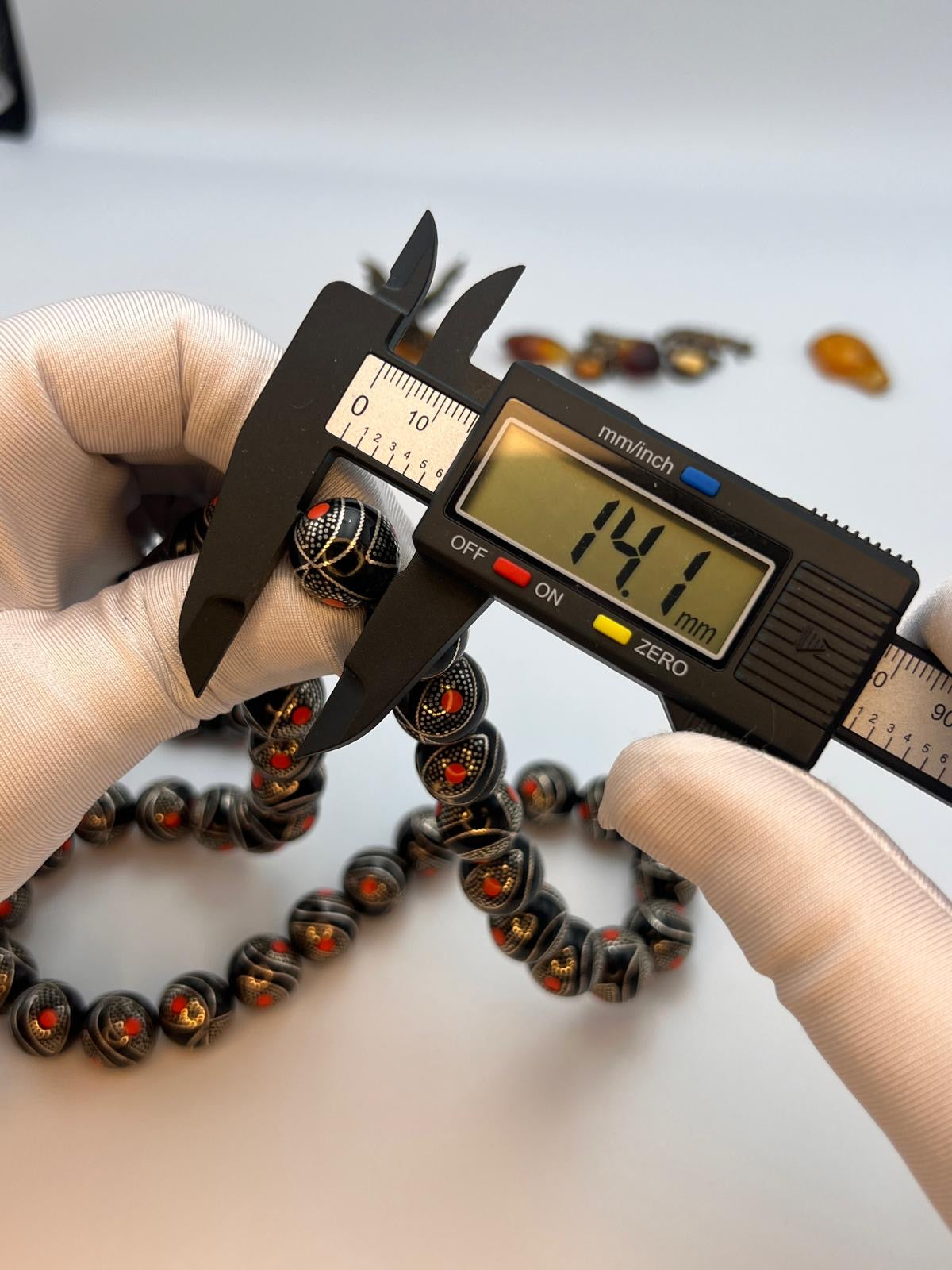 يسر بحر احمر حجم جامبو تطعيم فضة و مرجان Jumbo Red Sea Yusr Misbaha, inlaid with silver and accented with natural coral spacers.