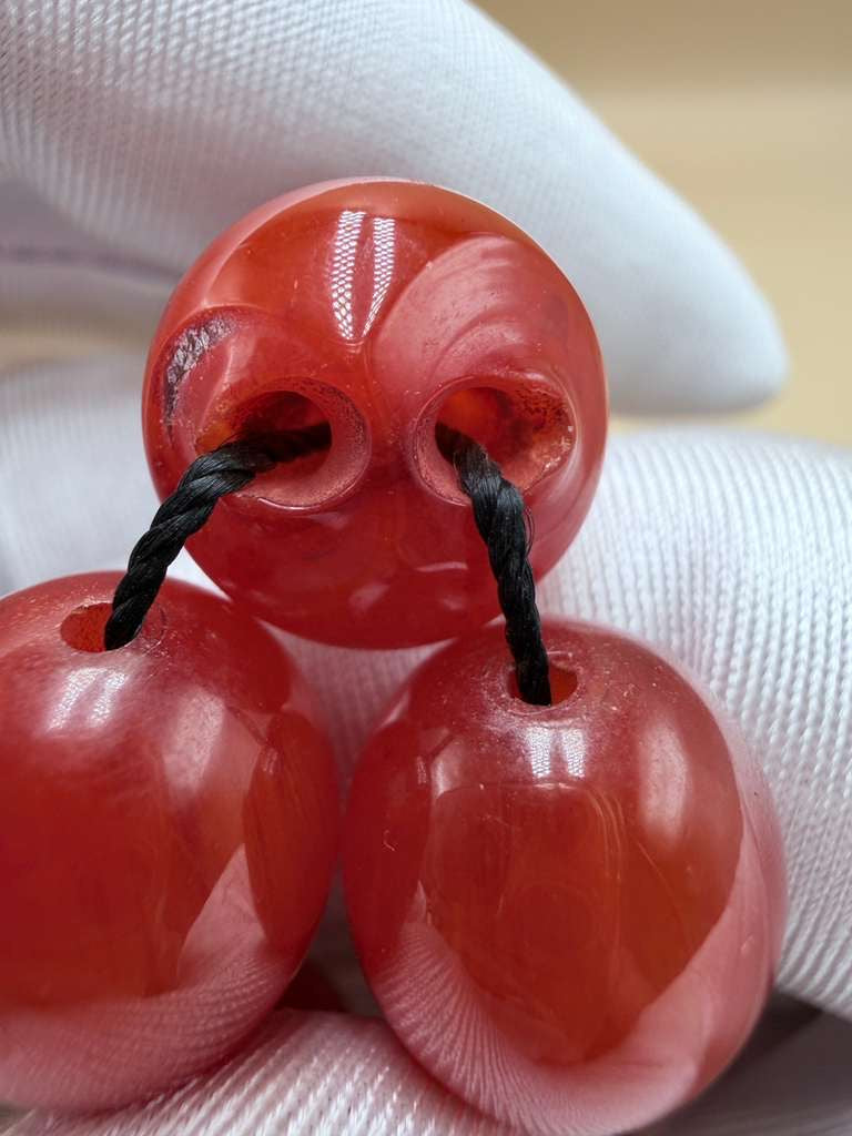 مسباح سندلوس خام من عصيان، مع شرابة فضة عيار 500 Raw Sandalus Misbaha (stick form), with 500-grade silver tassel,