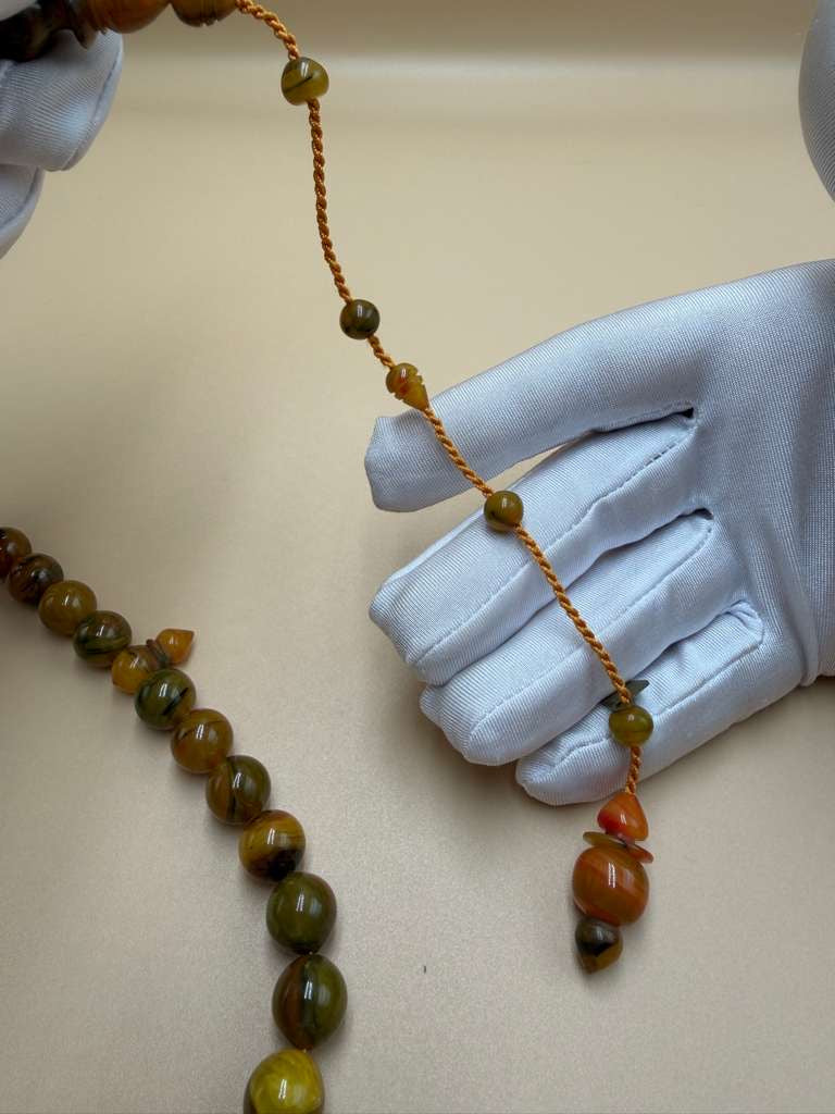 مسباح مسكي مميز، بخراطة مجد، عدد 45 خرزة.
Distinctive Musk Misbah with Majd Carving, 45 Beads.