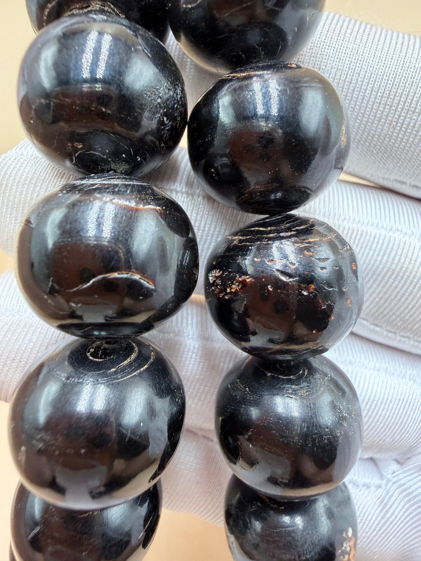 يسر بحر أحمر ساده
أنتيك قديم – حجم جامبو
مع شاهد مطعّم بالعاج
Plain Red Sea Yusr
Antique –