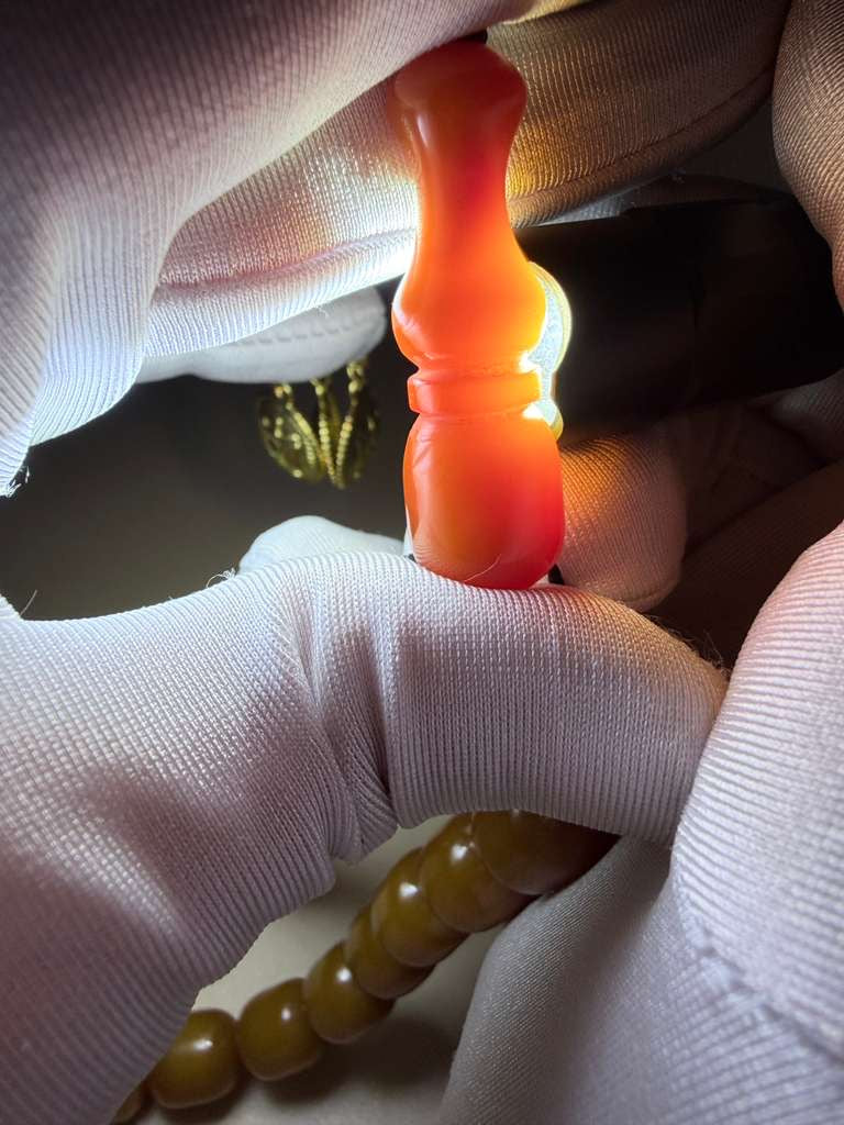 مسباح مسكي خام قديم، مع شرابة مطليّة ذهب 24K. Old Raw Musk Misbah with 24K Gold-Plated Tassel.