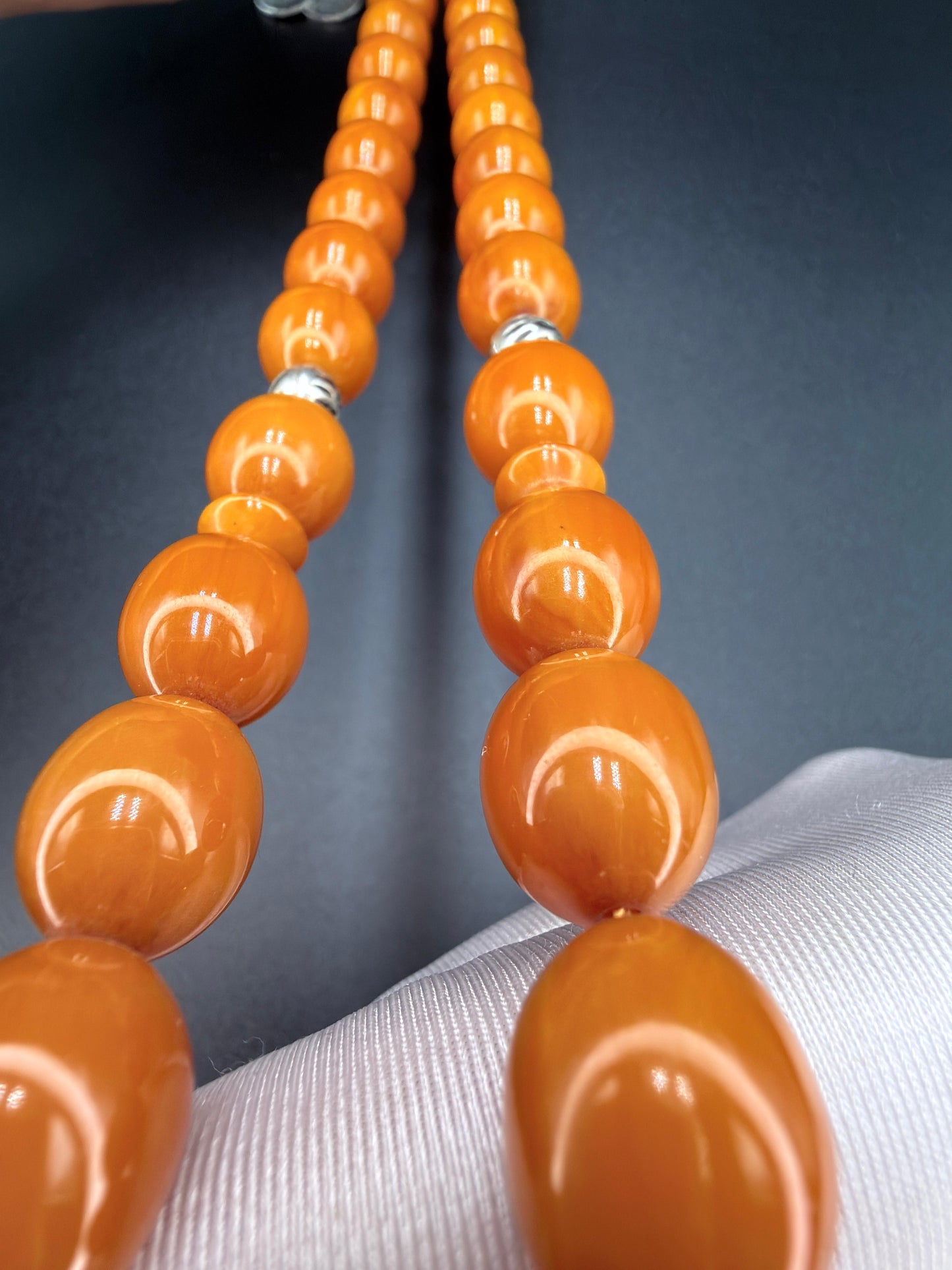 Unique musk Misbaha featuring the image of Saddam Hussein and the Iraqi national anthem, paired with a 500-grade silver tassel. مسباح مسكي مميّز يحمل صورة صدام حسين والسلام الجمهوري، مرفق بشرّابة فضّة عيار 500