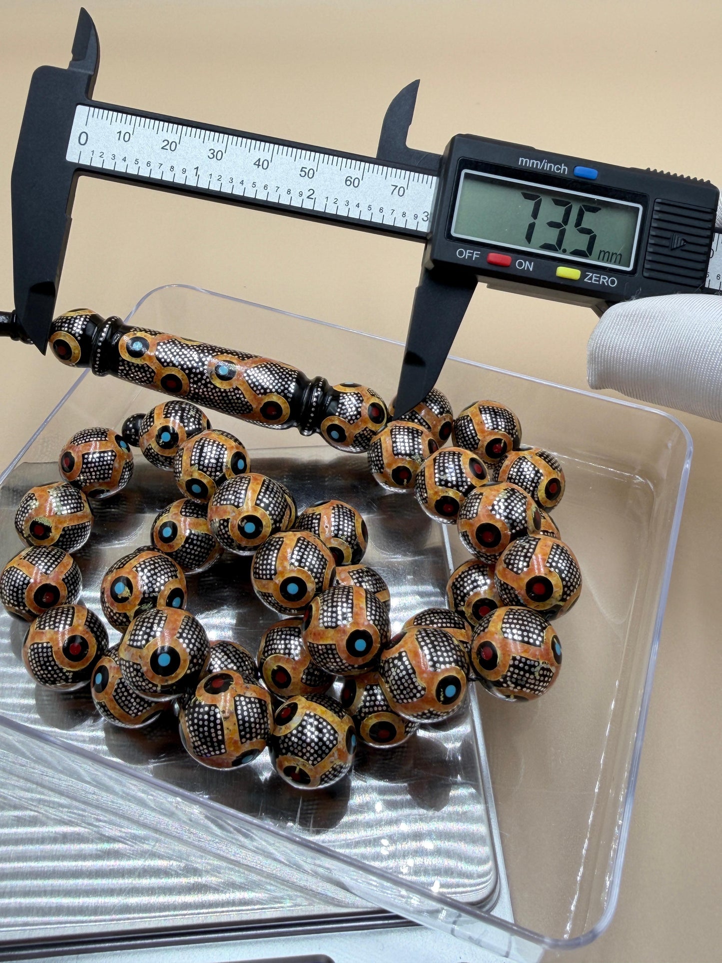 Antique Red Sea Coral
Inlaid with 925 sterling silver, featuring natural amber, coral, and turquoise. يسر بحر أحمر أنتيك
مطعّم بالفضّة الخالصة عيار 925، ومزيّن بأحجار الكهرمان الطبيعي، والمرجان، والفيروز