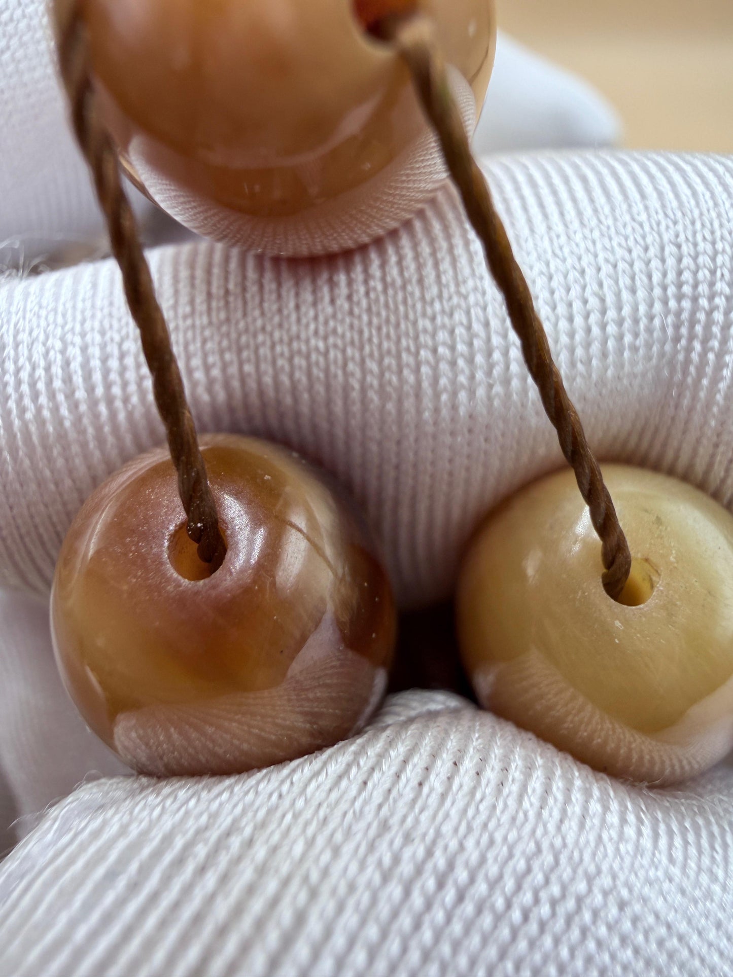 مسباح سندلوس خام عصيان مع شرّابة فضة عيار ٥٠٠. Raw Sandalwood Misbaha with natural stick beads, finished with a 500 silver tassel.