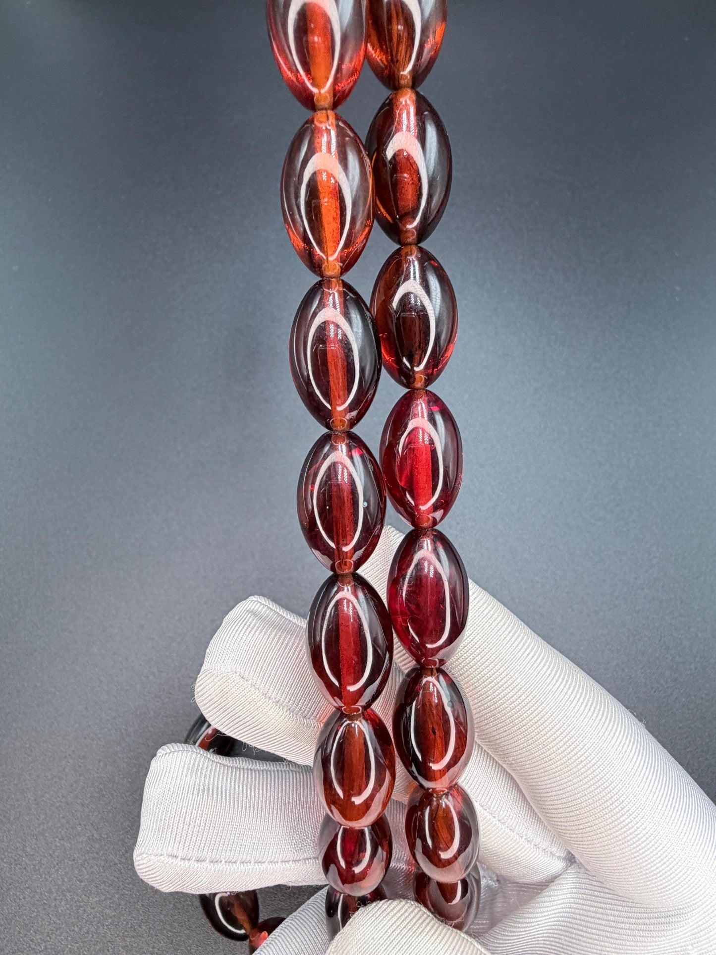 Jumbo-size Tertrok Misbaha featuring the president’s image and the national anthem, paired with a 500-grade silver tassel.
مسباح ترتروك حجم جامبو يحمل صورة الرئيس والسلام الجمهوري، مزوّد بشرّابة فضّة عيار 500.