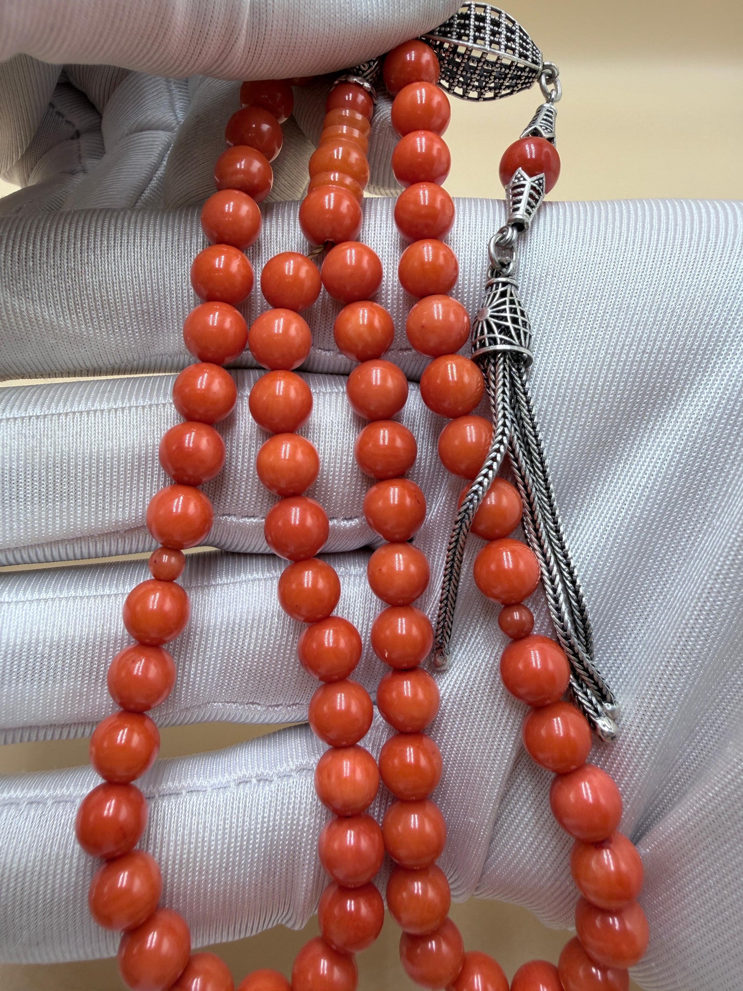مسباح مرجان معالج بالليزر
مع شرّابة فضة عيار 925
Laser-treated Coral Misbaha
With 925 sterling silver tassel